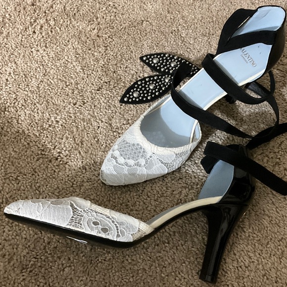Valentino Garavani Black and White Lace Heels - Picture 4 of 9